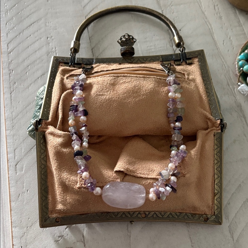 Elegant Beaded Handbag with Floral Embroidery - Picture 4 of 6